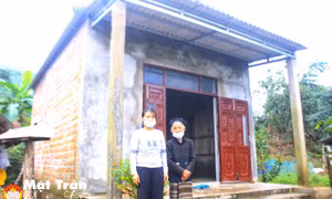 Mẹ con bà Hồ Căn Ta (thôn Ruộng, xã Hướng Hiệp, huyện Đakrông, tỉnh Quảng Trị) bên ngôi nhà đại đoàn kết được xây bằng tiền hỗ trợ. Ảnh: ubmttqvn.quangtri.gov.vn 