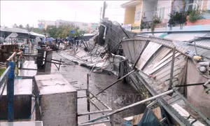 Nhiều tài sản và nhà cửa của người dân bị thiệt hại sau trận mưa lớn kèm lốc xoáy. Ảnh: Chanh Đa-TTXVN 
