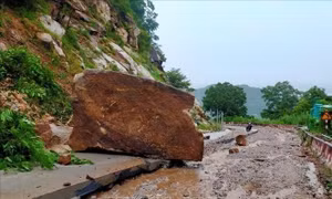 Do ảnh hưởng mưa lớn khiến tảng đá lớn khoảng 35 tấn đã rơi xuống mặt đường tuyến đường chính lên núi Cấm, xã An Hảo, huyện Tịnh Biên, tỉnh An Giang. Ảnh: Thanh Sang-TTXVN 