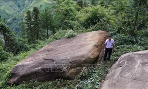 Khối đá sa thạch được khắc về đề tài Ruộng bậc thang. Ảnh: TTXVN phát