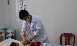 Chăm sóc bệnh nhân tại Bệnh viện đa khoa tỉnh Đắk Nông. Ảnh: Ngọc Minh-TTXVN