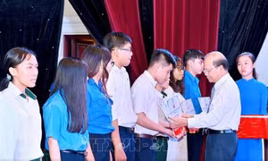 Trao học bổng cho các học sinh có hoàn cảnh khó khăn. Ảnh: Hồng Hiếu - TTXVN