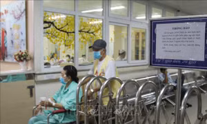 Hàng rào hạn chế người ngoài xâm nhập vào khu điều trị của bệnh nhân nặng nhằm hạn chế nguy cơ lây nhiễm COVID-19. Ảnh: Đinh Hằng - TTXVN
