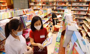 Phụ huynh chọn mua SGK tại hệ thống cửa hàng ADC book của Nhà xuất bản Giáo dục Việt Nam. Ảnh: Thanh Tùng – TTXVN
