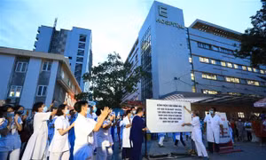 Ông Lê Ngọc Thành, Giám đốc Bệnh viện E (Hà Nội) thực hiện dỡ bỏ phong toả vào lúc 18 giờ 30 phút. Ảnh: Thành Đạt - TTXVN