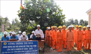 Lãnh đạo, cán bộ Điện lực Trà Vinh dự lễ khởi công công trình. Ảnh Phúc Sơn - TTXVN