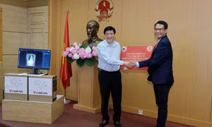 Quyền Bộ trưởng Bộ Y tế Nguyễn Thanh Long nhận biểu trưng phần mềm DrAid™ cùng các thiết bị đi kèm để hỗ trợ đánh giá tiên lượng trong điều trị COVID-19 từ ông Trương Quốc Hùng, Tổng giám đốc VinBrain. ncov.moh.gov.vn 