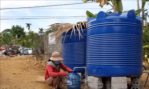 Người dân xã Mai Hóa huyện Tuyên Hóa, tỉnh Quảng Bình phấn khởi khi được sử dụng nước miễn phí tại một điểm cấp nước. Ảnh: Văn Tý-TTXVN 