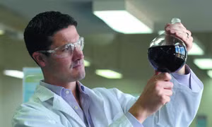 Giáo sư Richard Payne làm việc trong phòng thí nghiệm. Ảnh: advancedsciencenews.com