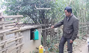 Người dân xã Nậm Lạnh thu gom vỏ can đựng thuốc bảo vệ thực vật đã qua sử dụng vào bể chứa. Ảnh: baosonla.org.vn