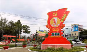 Đường phố Cà Mau rực rỡ cờ hoa, biểu ngữ tuyên truyền chào mừng Đại hội đại biểu toàn quốc lần thứ XIII của Đảng. Ảnh: Kim Há-TTXVN
