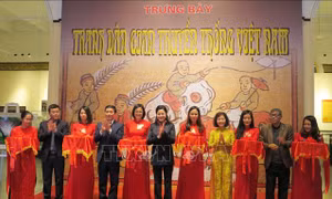 Các đại biểu cắt băng khai mạc trưng bày chuyên đề "Tranh dân gian truyền thống Việt Nam". Ảnh: Minh Thu- TTXVN