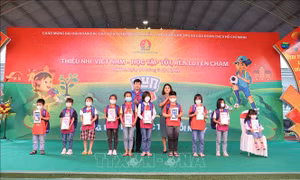 Các em thiếu nhi được tặng thiết bị học tập trực tuyến. Ảnh: TTXVN phát 
