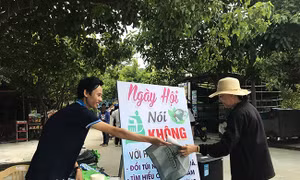 Phát túi thân thiện với môi trường nhằm hạn chế sử dụng túi ni lông tại Cù Lao Chàm. Ảnh: baoquangnam.vn