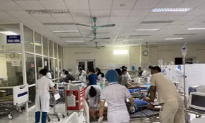 8 bệnh nhân được người dân đưa đi cấp cứu. Ảnh: vov.gov.vn