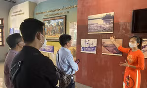 Khách tham quan Khu di tích Vàm Nhựt Tảo, nơi ghi dấu chiến công hiển hách của Anh hùng dân tộc Nguyễn Trung Trực (huyện Tân Trụ, tỉnh Long An). Ảnh: Đức Hạnh - TTXVN