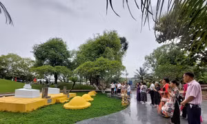 Đông đảo người dân đến viếng mộ cụ Đồ Chiểu tại huyện Ba Tri, tỉnh Bến Tre. Ảnh: Chương Đài - TTXVN