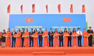 Đại diện lãnh đạo hai tỉnh Quảng Ninh (Việt Nam) và Quảng Tây (Trung Quốc) cắt băng khởi động công năng xuất nhập cảnh hành khách qua Cửa khẩu quốc tế Móng Cái (khu vực cầu Bắc Luân II). Ảnh: Thanh Vân - TTXVN 