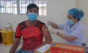 Người dân thành phố Tuy Hòa, tỉnh Phú Yên được tiêm vaccine COVID-19. Ảnh: Xuân Triệu - TTXVN 