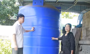 Hàng nghìn hộ dân ở xã Yên Mạc và Yên Mỹ, huyện Yên Mô, tỉnh Ninh Bình không có sạch sinh hoạt phải tận dụng nguồn nước từ giếng khoan, bể nước mưa để sử dụng. Ảnh: Thùy Dung - TTXVN