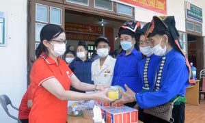 Cấp thuốc miễn phí cho người cao tuổi tại xã Phổng Lăng, huyện Thuận Châu. Ảnh: Quang Quyết-TTXVN
