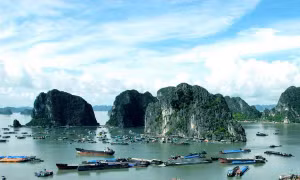 Du khách vui chơi tại bãi biển Tam Thanh. Ảnh: Trịnh Bang Nhiệm - TTXVN 
