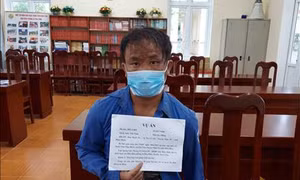 Đối tượng Hờ A Dơ cùng tang vật vụ án bị bắt giữ tại cơ quan điều tra. Ảnh: TTXVN phát