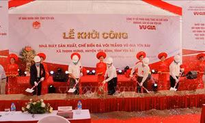 Lãnh đạo tỉnh Yên Bái cùng các đại biểu thực hiện nghi lễ động thổ khởi công xây dựng nhà máy. Ảnh: Tuấn Anh-TTXVN