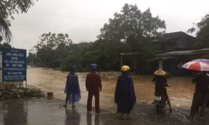 Trận mưa ở lớn kéo dài đã khiến TP. Thái Nguyên chìm trong biển nước, nhiều nơi bị cô lập do giao thông khó khăn, cuộc sống người dân đảo lộn. Ảnh: tienphong.vn 