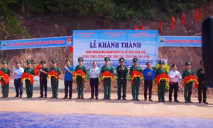 Các đại biểu cắt băng khánh thành công trình đường nhánh kiểm tra cột mốc quốc giới trên địa bàn huyện Lộc Bình. Ảnh: qdnd.vn