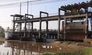 Cống Lình Huỳnh, xã Lình Huỳnh, huyện Hòn Đất đã được đóng để ngăn mặn, giữ ngọt phục vụ sản xuất cho nông dân. Ảnh: Lê Sen - TTXVN 