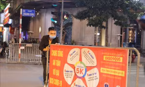 Bảng tuyên truyền thông điệp 5k được để ở tất cả các lối vào tuyến phố đi bộ. Ảnh: Hoàng Hiếu - TTXVN