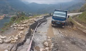 Hiện trường vết sụt lún nghiêm trọng trên tỉnh lộ 152 gây nguy hiểm cho các phương tiện giao thông qua lại. Ảnh: TTXVN phát