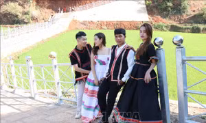 Những bộ đồ thổ cẩm cách tân do anh Tưih lên ý tưởng thiết kế thu hút đông đảo giới trẻ Bahnar thuê mặc chụp ảnh lưu niệm, ảnh cưới. Ảnh: Hồng Điệp – TTXVN