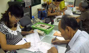 Người có công và người trên 80 tuổi sẽ được nhận trợ cấp xã hội tại nhà.Ảnh : thanhnien.vn