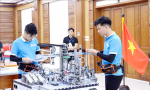 2 thí sinh Đinh Tú Ngọc và Nguyễn Văn Tấn của đội tuyển thi nghề Cơ điện tử Việt Nam thực hiện bài thi của mình trong ngày 8/4/2021. Ảnh: Anh Tuấn – TTXVN