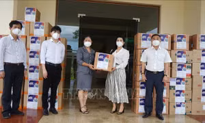 Đại diện Ủy ban Mặt trận Tổ quốc Việt Nam cùng ngành y tế Bình Dương tiếp nhận 5.000 túi thuốc điều trị cho bệnh nhân mắc COVID-19 từ Quỹ từ thiện Kim Oanh. Ảnh: TTXVN phát 