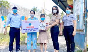 Phòng Giáo dục và Đào tạo huyện Trảng Bom (Đồng Nai) trao điện thoại thông minh để học trực tuyến cho học sinh có hoàn cảnh khó khăn. Ảnh: baodongnai.com.vn