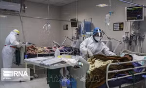 Nhân viên y tế chăm sóc bệnh nhân COVID-19 tại bệnh viện ở Tehran, Iran. Ảnh: IRNA/TTXVN