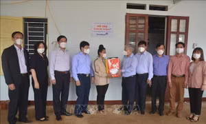  Chủ tịch Ủy ban Trung ương Mặt trận Tổ quốc Việt Nam Đỗ Văn Chiến thăm, tặng quà gia đình chính sách ở huyện Điện Biên Đông, tỉnh Điện Biên. Ảnh: TTXVN phát 