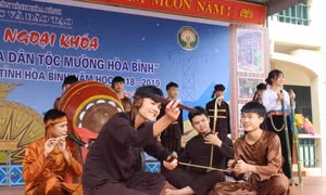 Hoạt động ngoại khóa gắn với gìn giữ, bảo tồn bản sắc văn hóa truyền thống luôn thu hút các em học sinh tham gia. Ảnh: caobangtv.vn 