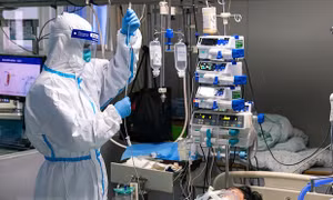 Điều trị cho bệnh nhân nhiễm virus corona tại bệnh viện ở Vũ Hán, tỉnh Hồ Bắc, Trung Quốc ngày 24/1/2020. Ảnh:THX/TTXVN 