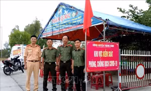 Một chốt kiểm dịch trên tuyến đường có đông người qua lại tại tỉnh Quảng Nam. Ảnh: Trịnh Bang Nhiệm - TTXVN