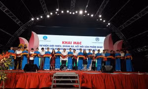 Cắt băng khai mạc sự kiện giới thiệu, quảng bá sản phẩm OCOP gắn với văn hóa các tỉnh miền núi phía Bắc. Ảnh: Phương Anh - TTXVN