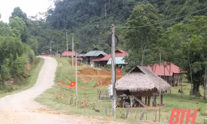 Đường giao thông nông thôn ở bản Vịn được làm kiên cố khang trang. Ảnh: baothanhhoa.vn