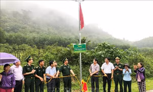 Lãnh đạo tỉnh Quảng Bình và Bộ Chỉ huy Bộ đội Biên phòng Quảng Bình cùng bà con nhân dân vùng biên giới xã Hóa Sơn phấn khởi khánh thành công trình "Ánh sáng vùng biên" tại địa phương. Ảnh: Võ Dung -TTXVN