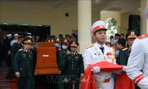 Quang cảnh lễ truy điệu, tiễn đưa các liệt sĩ về với đất mẹ. Ảnh: Đỗ Trưởng-TTXVN