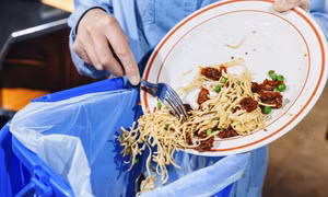 Lãng phí thức ăn là một trong những vấn nạn đáng quan tâm. Ảnh : foodtechmaster.vn
