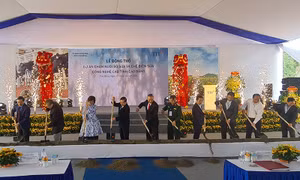 Các đại biểu động thổ dự án chăn nuôi bò sữa và chế biến sữa công nghệ cao.Ảnh :nhandan.com.vn