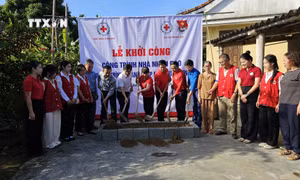 Khởi công xây nhà “Mảnh ghép nhà yêu thương” cho bà Phạm Thị Gái. Ảnh: Mai Trang - TTXVN 